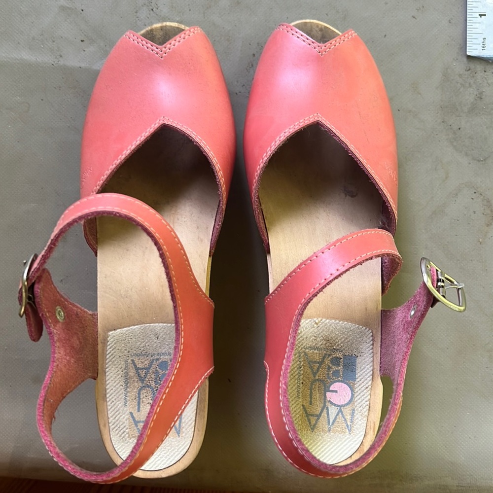 Maguba peep toes